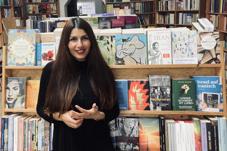Anahita Redisiu im Buchladen Forough Book