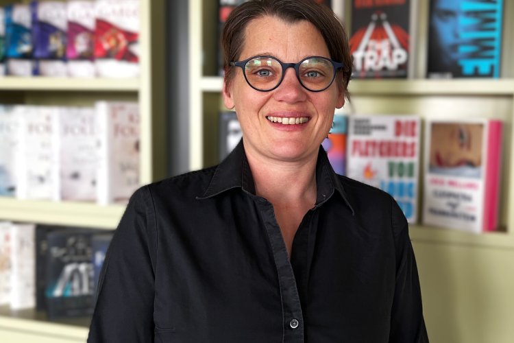 Frauke Weller vor Bücherregal