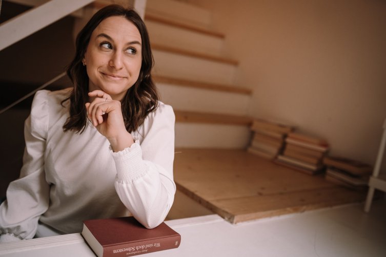 Helen Daughtrey - Porträtfoto mit Buch
