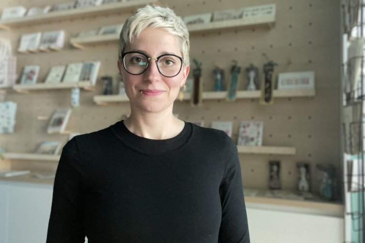 Ayoka Weber in ihrer Buchhandlung